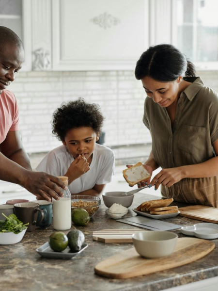 photo d'une famille qui cuisine